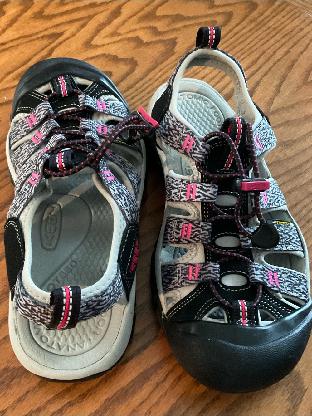 NWOT Keen Newport H2 Water/Hiking Black/Pink Pattern Bungee Lace, Women’s Sz 6.5 - Picture 3 of 7